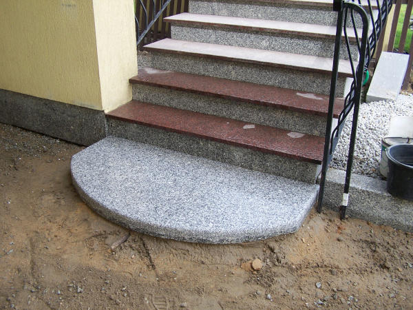 Podejście do schodów wykonane z granitu